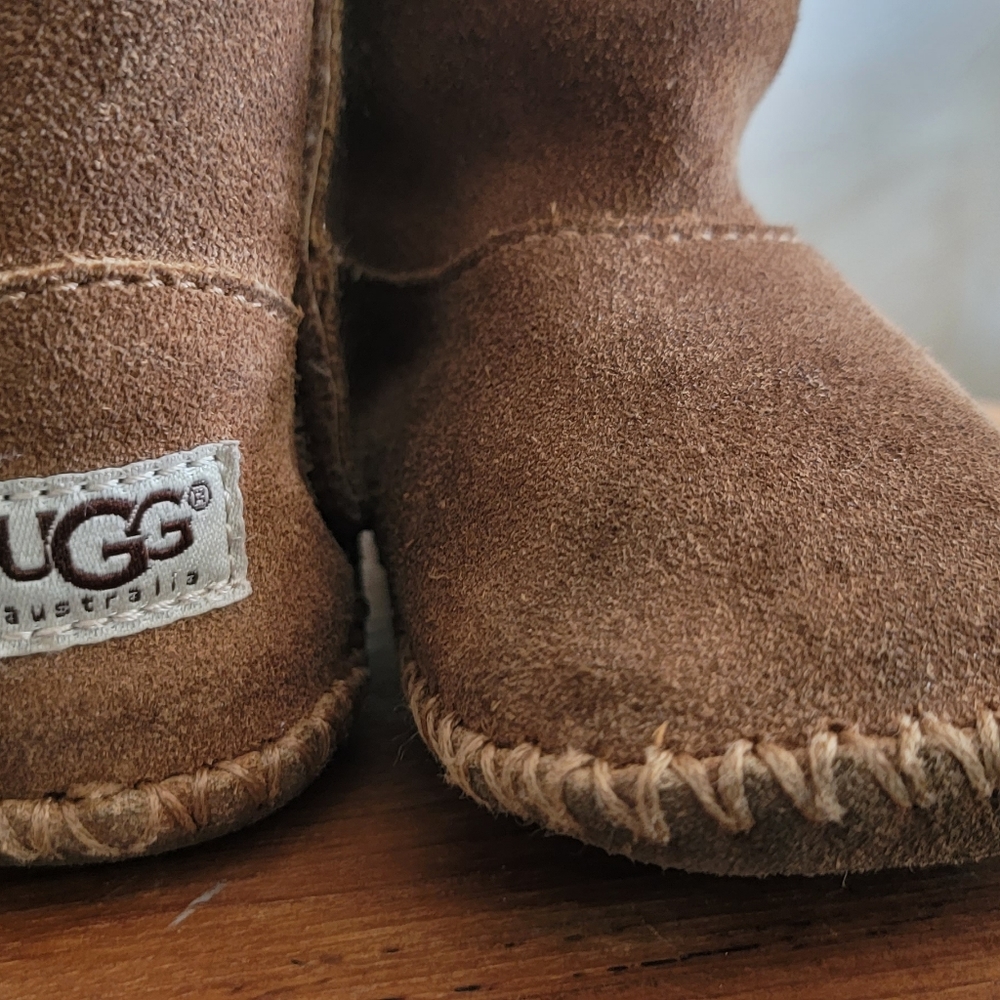 Toddler sized Ugg boots 4/5